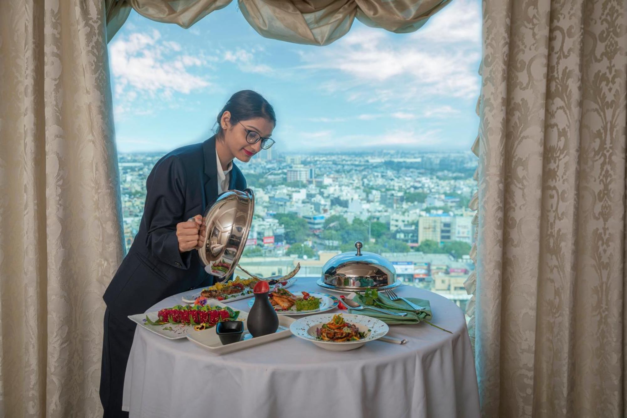 Seven Seas Hotel デリー エクステリア 写真